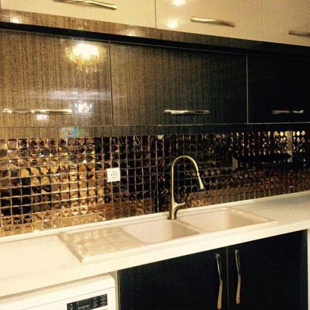 آینه کاری بین کابینت آشپزخانه